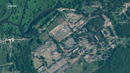 　ベラルーシ東部モギリョフ州オシポビチ郊外で６月３０日に撮影されたテントのようなものが並んだ衛星画像（Ｐｌａｎｅｔ　Ｌａｂｓ　ＰＢＣ提供・ＡＰ＝共同）