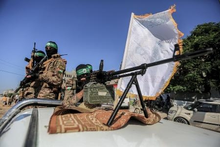 　パレスチナ自治区ガザでトラックの荷台に乗るイスラム組織ハマスの戦闘員＝２３年７月（ゲッティ＝共同）