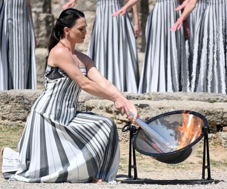 　パリ五輪の聖火採火式のリハーサルで、太陽光から火を採る巫女役の女性＝１５日、オリンピア（共同）