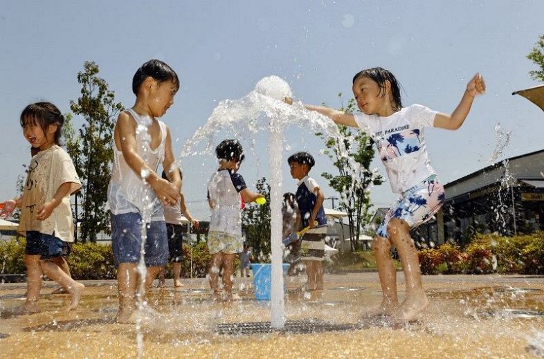 噴水で水遊びをする子どもたち＝１７日午後１時６分、岡山市北区北長瀬表町