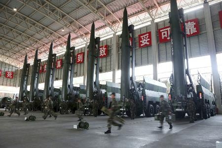 　訓練する中国人民解放軍のロケット軍兵士ら＝２０１８年１月（新華社＝共同）
