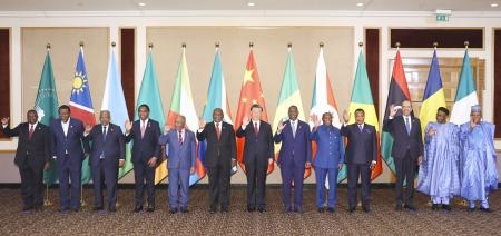 　アフリカの首脳らと記念写真に納まる中国の習近平国家主席（中央）＝２４日、南アフリカ・ヨハネスブルク（新華社＝共同）