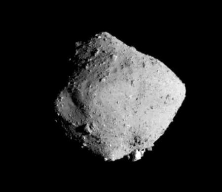 　探査機はやぶさ２が撮影した小惑星りゅうぐう＝２０１９年１１月（ＪＡＸＡ提供）