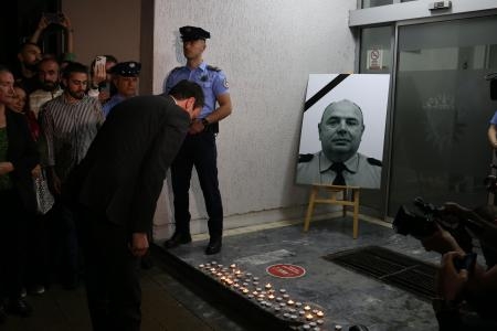 　２４日、コソボ・プリシュティナで、死亡した警察官を追悼するクルティ首相（手前）（ゲッティ＝共同）