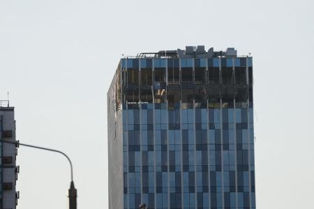 　無人機攻撃を受けて損壊した建物＝２４日、モスクワ（ロイター＝共同）