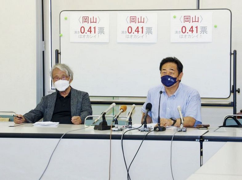 提訴後の記者会見で格差の解消を訴える賀川弁護士（右）と原告の安藤さん