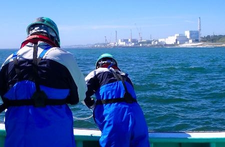 　処理水の海洋放出が始まった東京電力福島第１原発の周辺で行われた海水の採取作業＝２５日（環境省提供）