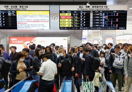 　大雨の影響で新幹線の運転見合わせや遅延が発生し、混雑するＪＲ新大阪駅の改札口＝２日午後６時９分