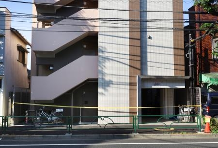 　男性が倒れているのが見つかったマンション＝１０日午前６時５２分、東京都中野区