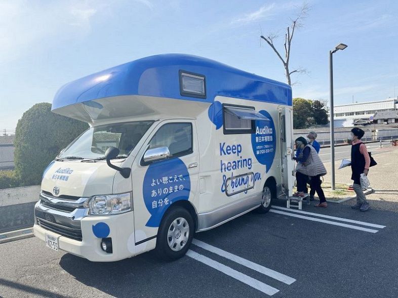 キックオフイベントでお披露目された検診車＝１３日、瀬戸内市中央公民館