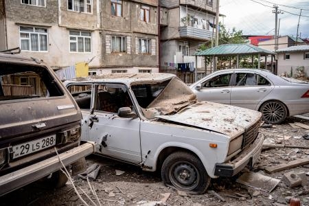 　１９日、アゼルバイジャンとアルメニアの係争地ナゴルノカラバフの主要都市ステパナケルトで、攻撃で被害を受けた住宅地（タス＝共同）