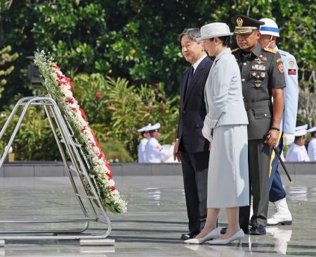 両陛下、英雄墓地で供花　元残留日本兵も埋葬