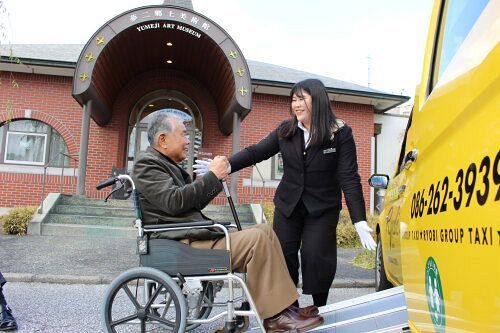ユニバーサルデザイン仕様のジャパンタクシーで車いすのお客さまを送迎する渡辺さん
