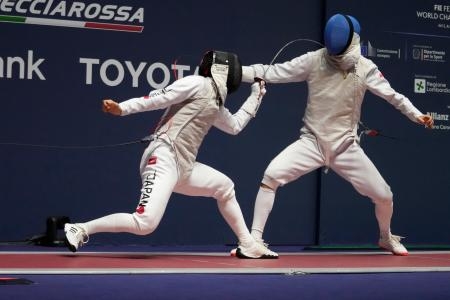 　男子フルーレ団体決勝　中国選手と対戦する松山（左）＝ミラノ（ＡＰ＝共同）