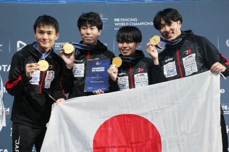 　フェンシングの世界選手権男子フルーレ団体で金メダルを獲得した日本の（左から）松山、敷根、飯村、鈴村＝ミラノ（共同）