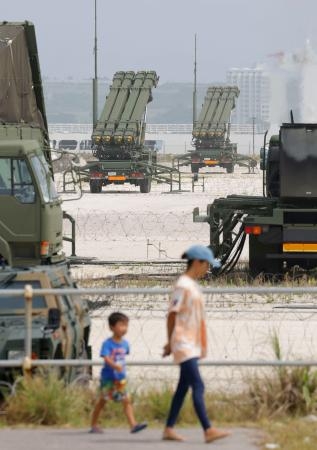　北朝鮮の「軍事偵察衛星」再打ち上げに備え、沖縄県・石垣島の埋め立て地に展開を続ける航空自衛隊の地対空誘導弾パトリオット（ＰＡＣ３）＝１１日午前