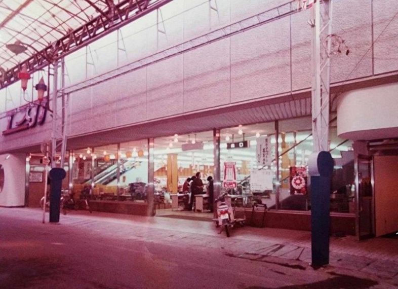 オープンした１９７５年当時の「エスカ」。高梁市で最初のエスカレーターがあり、店名の由来となった