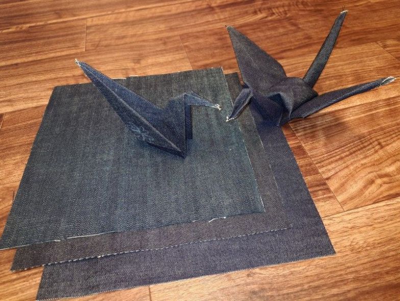 “折り紙”用のデニムと、完成させた折り鶴、白鳥