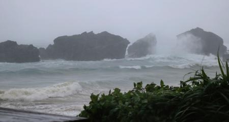 　台風６号の影響で高波が打ち寄せる鹿児島県・奄美大島の海岸＝７日午後