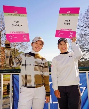 　米女子ゴルフツアーの来季出場資格を獲得した吉田優利（左）と西郷真央＝マグノリアグローブ（共同）