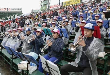　常総学院との１回戦で、演奏する日本航空石川の応援団＝２５日、甲子園球場