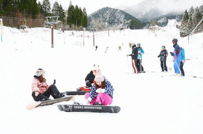 いぶきの里スキー場 今季営業開始　県内トップ ゲレンデにシュプール