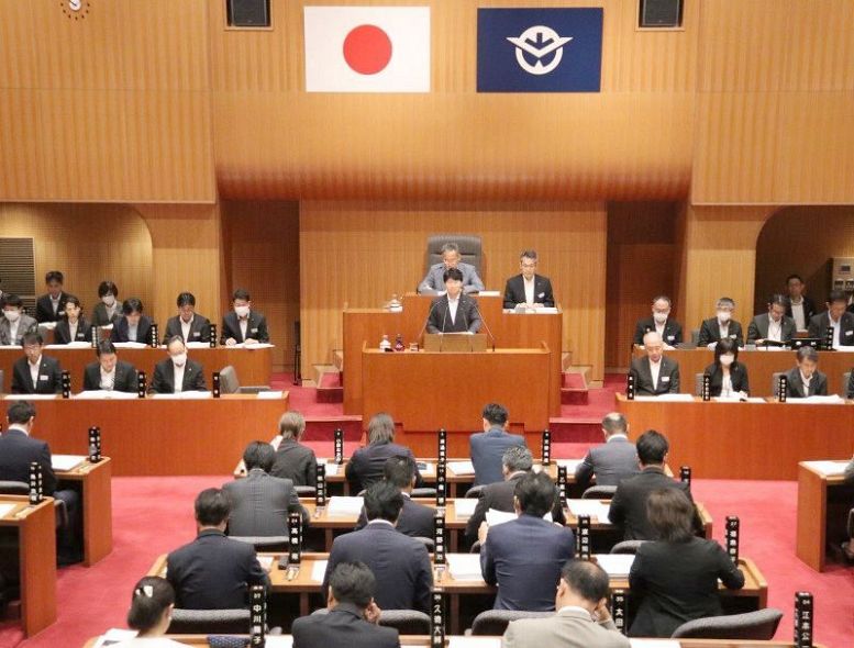 ９月定例岡山県議会で議案の提案理由を説明する伊原木知事
