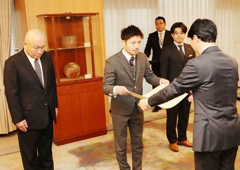 伊原木知事（右）から表彰状を受け取る阿久井選手