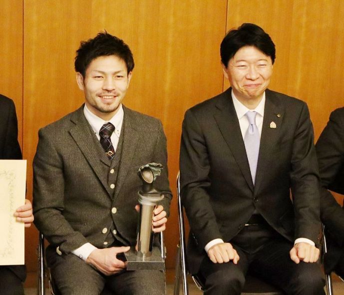伊原木知事（右）と記念撮影する阿久井選手