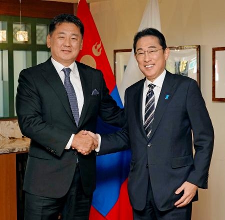 　モンゴルのフレルスフ大統領（左）と握手する岸田首相＝２０日、米ニューヨーク（共同）