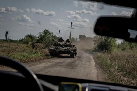 　ウクライナ南部ザポロジエ州ロボティネ付近に展開するウクライナ軍戦車＝２５日（ロイター＝共同）