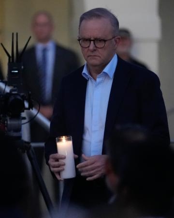 　商業施設で起きた襲撃事件の犠牲者を追悼するオーストラリアのアルバニージー首相＝２１日、シドニー（ＡＰ＝共同）