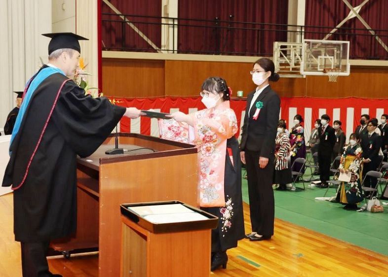 柳沢学長（左）から学位記を授与される卒業生