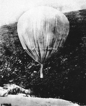 　北米を漂流している風船爆弾＝１９４５年７月（ＡＰ＝共同）