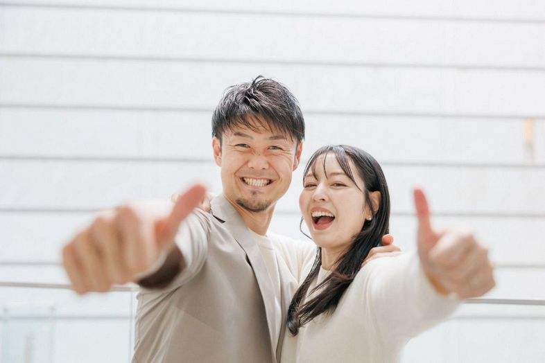 ２月に現役引退を発表した増田繁人さん（左）と妻のゆかりさん（本人提供）