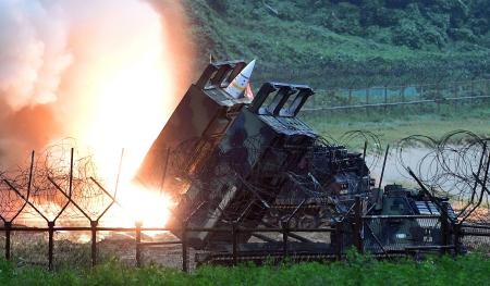 　米韓合同軍事演習で発射される地対地ミサイル「ＡＴＡＣＭＳ」＝２０１７年７月、韓国東岸（韓国国防省提供・ゲッティ＝共同）