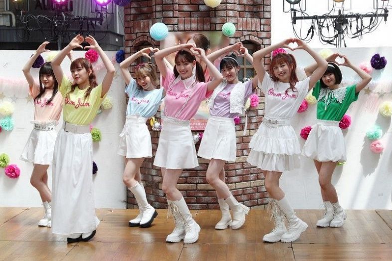 ダンスパフォーマンスするアイドルグループのキャストたち＝岡山市・表町商店街