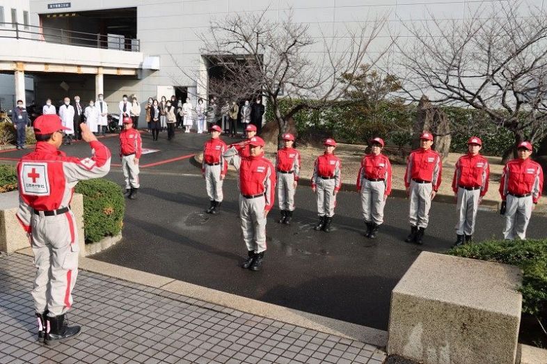 石川県輪島市の避難所に向かう日赤岡山県支部救護班の出発式
