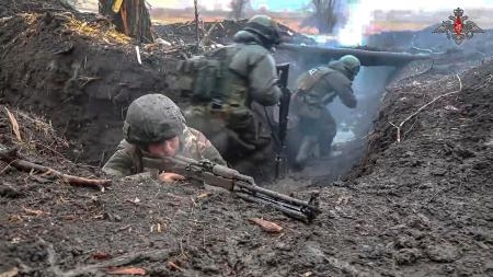 　ロシアが実効支配するウクライナ東部ドネツク州内で軍事訓練するロシア兵。ロシア国防省が１５日に公開した（ロシア国防省提供・ＡＰ＝共同）