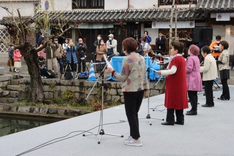 倉敷川の水上特設ステージで歌声を響かせる女性たち