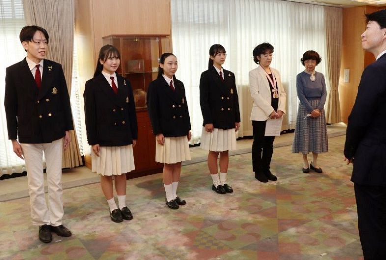 伊原木知事（右）に受賞を報告する（左から）難波団長、高槻さん、井上さん、藤井さんら