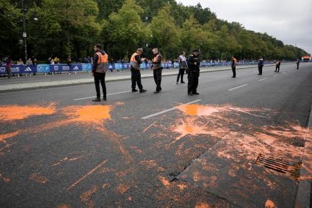 　ドイツのベルリン・マラソンで路上にまかれた塗料＝２４日（ＡＰ＝共同）