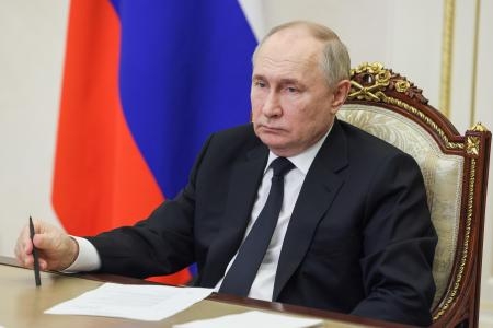 　銃乱射テロを受けた対策会議に出席するプーチン大統領＝２５日、モスクワ（タス＝共同）