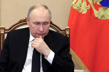 　２５日、ロシア・モスクワ郊外の大統領公邸で、銃乱射テロへの対策会議に出席したプーチン大統領（ＡＰ＝共同）