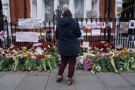 　１日、英ロンドンのロシア大使館の外に、ナワリヌイ氏を追悼するため置かれた花（ＡＰ＝共同）