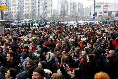 　ロシア反政府活動家ナワリヌイ氏が埋葬された墓地に向けて歩く人々＝１日、モスクワ（ロイター＝共同）