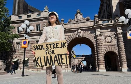 　９日、ストックホルムのスウェーデン議会前で、気候変動問題での抗議活動をする環境活動家グレタ・トゥンベリさん（ロイター＝共同）