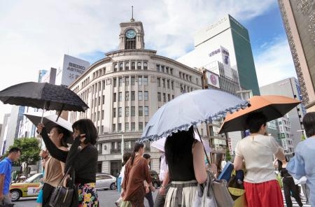 　厳しい暑さとなった東京・銀座で日傘を差す人たち＝３１日午後