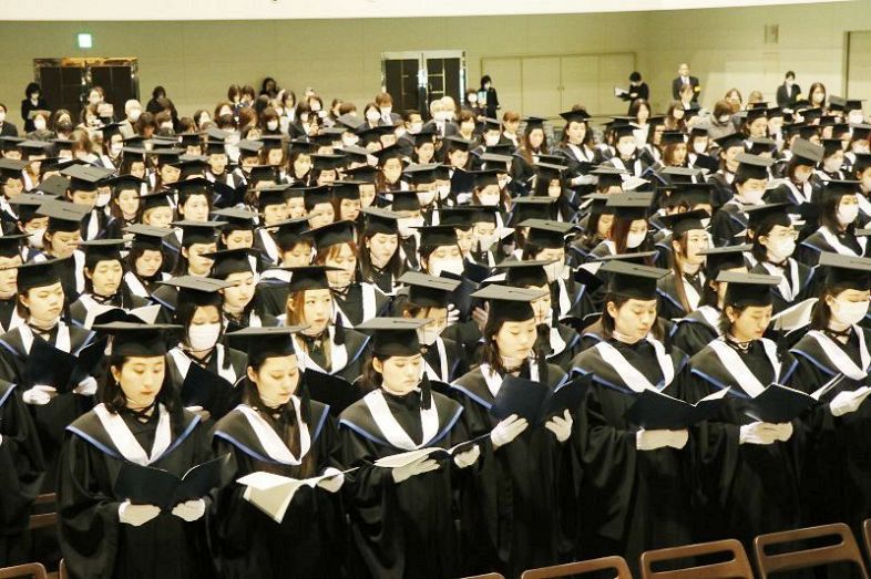 学士候補生ら３９７人 気持ち新た　岡山、清心女子大でフッド授与式