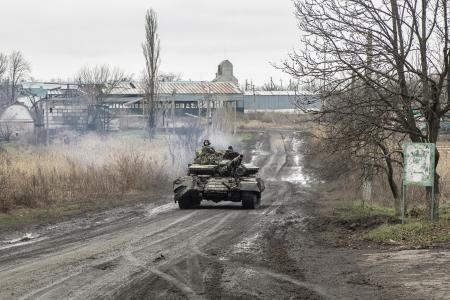 　４日、ウクライナ東部ドネツク州アブデーフカをパトロールする同国軍兵士（ゲッティ＝共同）